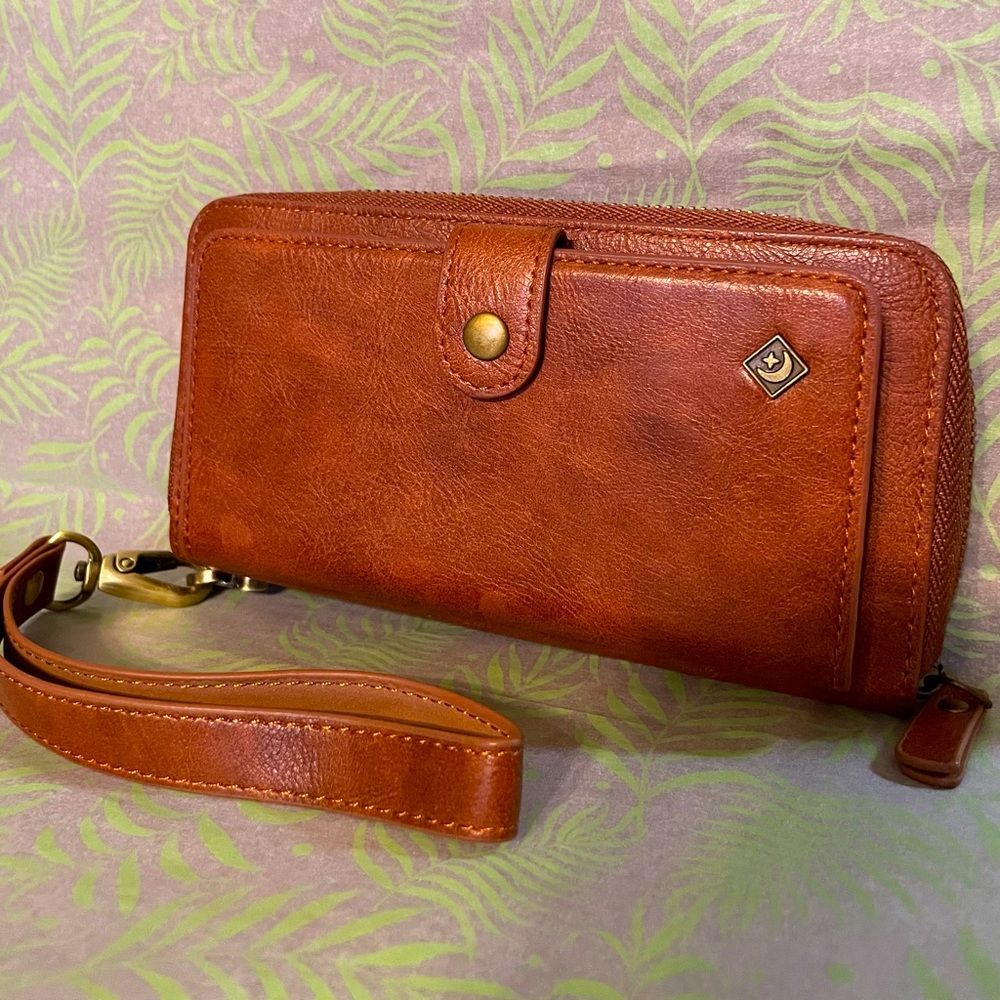 Pola clutch zipper wallet